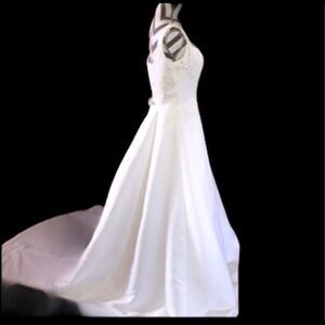 Essence size 7 wedding dress new with tags $1100 see pics and description